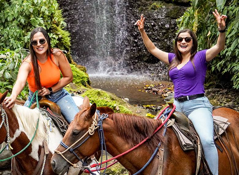 https://arenalparaisoresort.com/wp-content/uploads/2023/10/Cabalgata-en-el-Hotel-Arenal-Paraiso.jpg