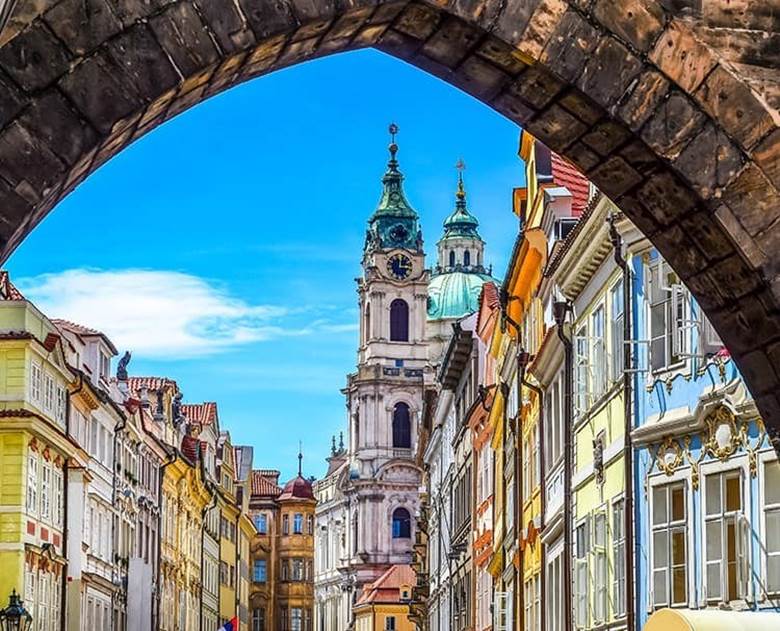 https://www.amawaterways.com/Assets/Desktop/Cruises/melodiesofthedanube_CZECHREPUBLIC_PRAGUE_shutterstock_173388254_dailyprogram.jpg